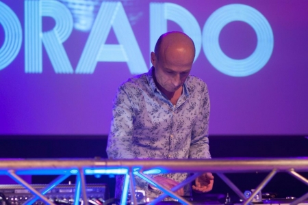 B2E - Back2Eldorado - The Dance Classics - Jan Maas in actie. Gezien vanaf de verlichte dansvloer.
