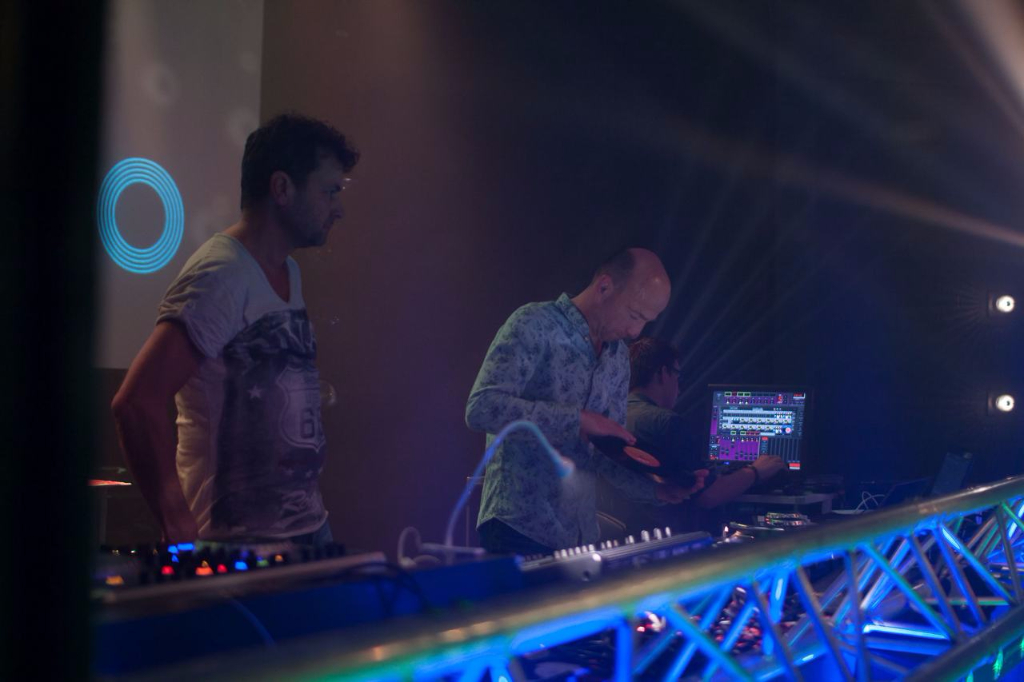 B2E - Back2Eldorado - The Dance Classics - de DJ's Lau Daniels en Jan Maas achter hun DJ Booth