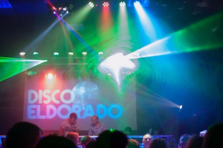 B2E - Back2Eldorado - The Dance Classics - De licthshow en lasers achter de disco en de projectie van het B2E logo