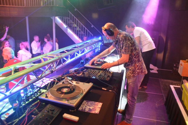 Dance Classics DJ Jan Maas en Lau Daniels in actie met vinyl platen