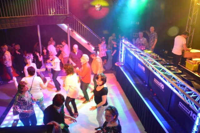 Dance Classics het publiek was al vroeg op de avond op de vloer