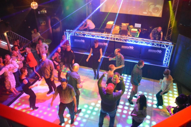 Dance Classics het publiek was al vroeg op de avond op de vloer